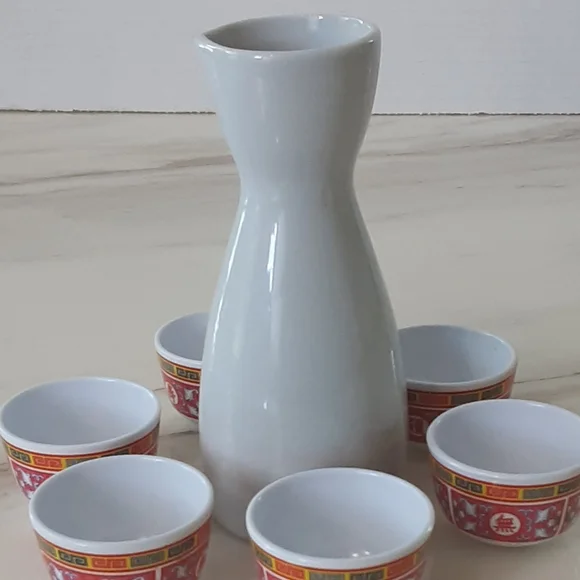 White Porcelain Sake Carafe | 6 Plastic Longevity Melamine Cups - Picture 4 of 5